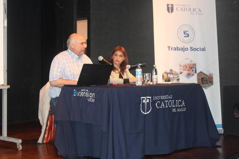 Una charla sobre Trabajo Social se lleva a cabo en un ambiente académico.