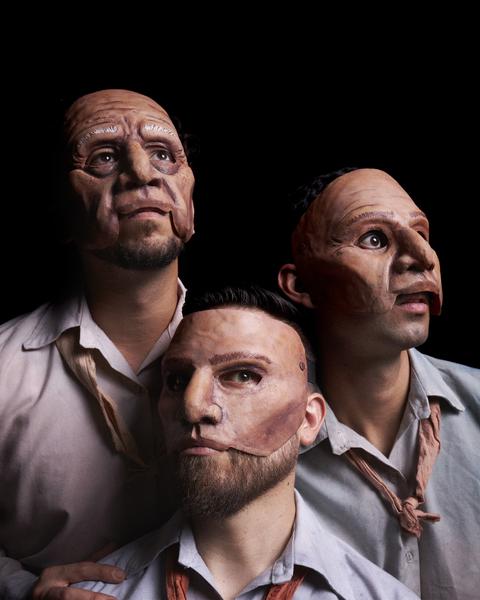 Tres hombres con máscaras estilizadas miran hacia el frente en un fondo oscuro.