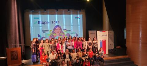 Un grupo diverso de mujeres se reúne en un evento en celebración del Día Internacional de la Mujer 2023.