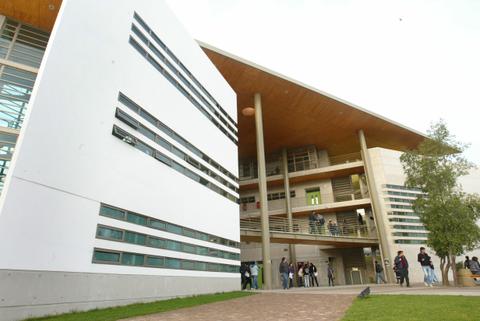 Edificio moderno con líneas arquitectónicas contemporáneas y estudiantes alrededor.