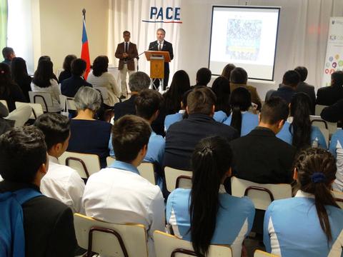 Una presentación ante un público en un evento educativo en Chile.