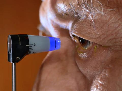 Un médico está examinando el ojo de un paciente con un dispositivo de medición.