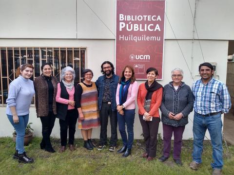 Un grupo de personas posando frente a una biblioteca pública en Huilquilemu.