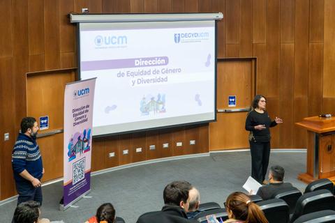Una presentación sobre equidad de género y diversidad en un auditorio.