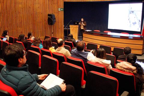 Una persona está dando una presentación frente a un público en un auditorio.