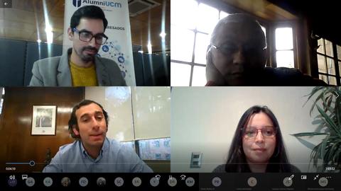 La imagen muestra a cuatro personas en una videoconferencia con un fondo de presentación.