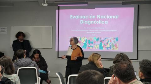 Una presentación sobre la Evaluación Nacional Diagnóstica se lleva a cabo en un aula con audiencia atenta.