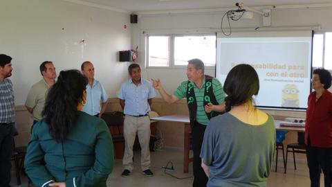 Un grupo de personas asiste a una presentación en un salón donde se discute sobre la convivencia y la comunicación efectiva.