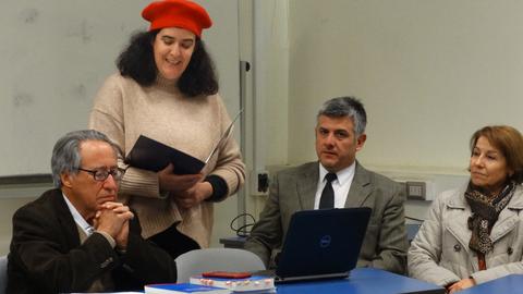 Un grupo de personas sentadas en una mesa durante una presentación.