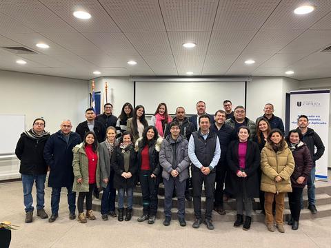 Un grupo de personas posando juntas en un evento institucional.