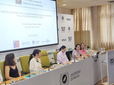 Un panel de discusión sobre la traducción de historias orales en una universidad.