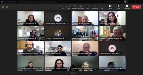 Una reunión virtual con varias personas en una videollamada desde diferentes ubicaciones.