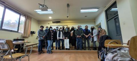 Grupo de personas posando en un aula.