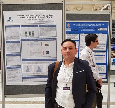 Una persona posa frente a un cartel de investigación durante un evento académico.