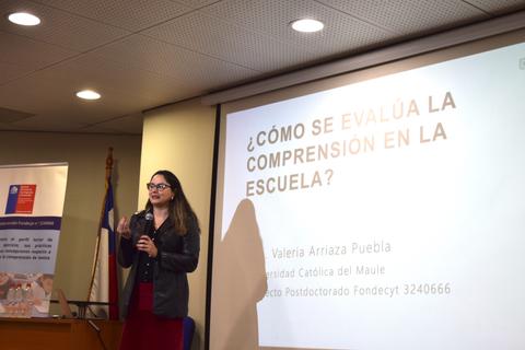 Una persona presenta sobre evaluación de comprensión en la escuela.