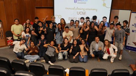 Celebración anual con un grupo alegre de estudiantes en la ceremonia de cierre de UCM.