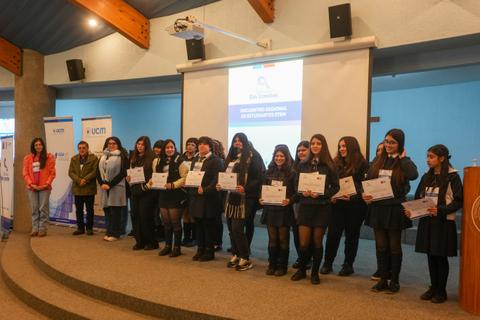 Un grupo de estudiantes recibe diplomas en una ceremonia en Chile.