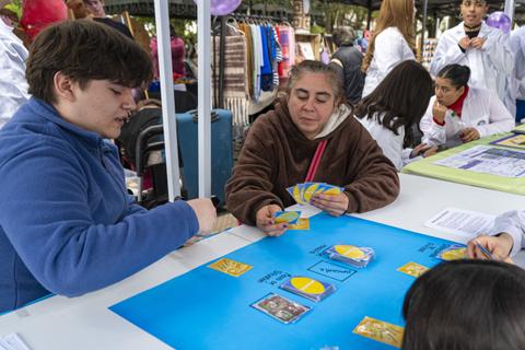 Un par de personas jugando cartas en un evento comunitario en Chile.