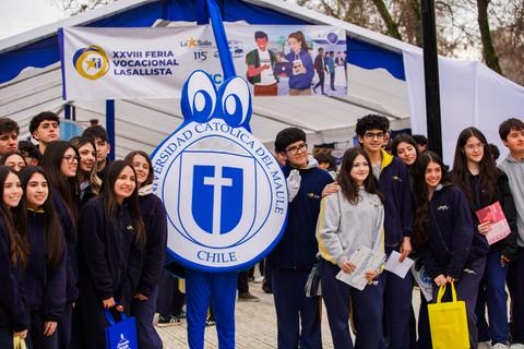 Un grupo de estudiantes sonrientes participa en la Feria Vocacional Lasallista en Chile.