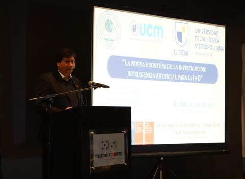 Un expositor presenta sobre inteligencia artificial en un evento académico en Chile.