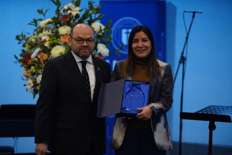 Entrega de un premio en un evento destacado.