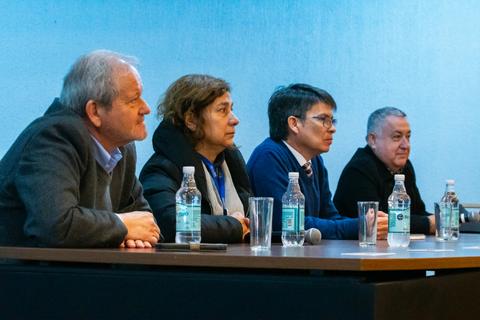 Un grupo de personas sentadas en una mesa durante un evento.
