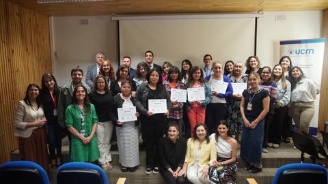 Un grupo de personas posando en un evento de entrega de certificados.