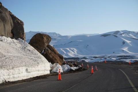 Una carretera bordeada de nieve y rocas en un paisaje montañoso de Chile.