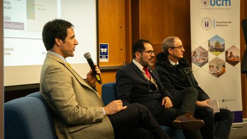Un panel de conversación en un evento académico en la Facultad de Medicina.