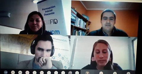 Una reunión virtual con cuatro participantes en distintas ventanas, discutiendo sobre formación docente.