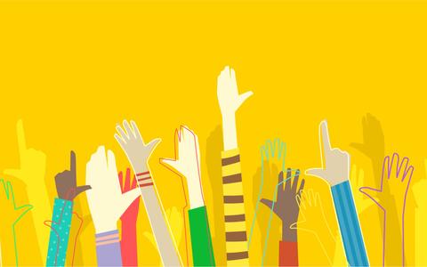 Una multitud de manos levantadas en un fondo amarillo.