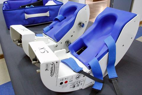 Dos dispositivos ortopédicos de color blanco y azul, diseñados para su uso en terapia o rehabilitación.