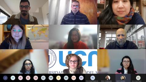 Reunión virtual de un grupo de personas en un formato de cuadrícula.