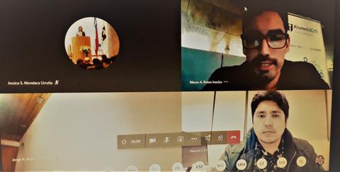 Una reunión virtual con varios participantes en diferentes cuadros de video.
