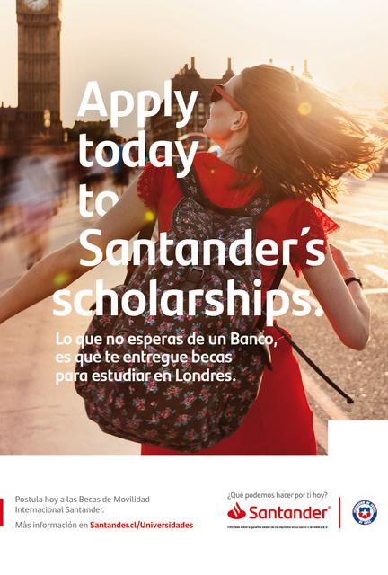 Una mujer con gafas de sol sonríe mientras camina, promocionando becas para estudiar en Londres.