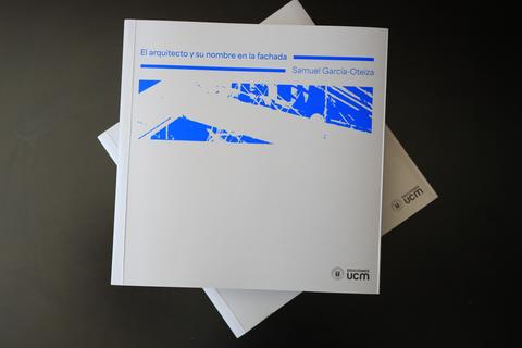 Un libro titulado 'El arquitecto y su nombre en la fachada' con portada blanca y detalles azules.