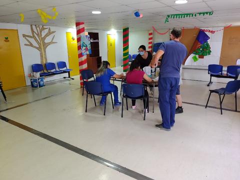 Un grupo de personas se reúne en una sala para trabajar juntos en una actividad.