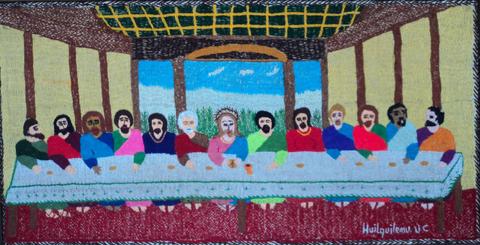 Una representación artística de la Última Cena con varias figuras sentadas alrededor de una mesa.