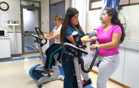 Tres mujeres realizan ejercicio en una sala de rehabilitación física.