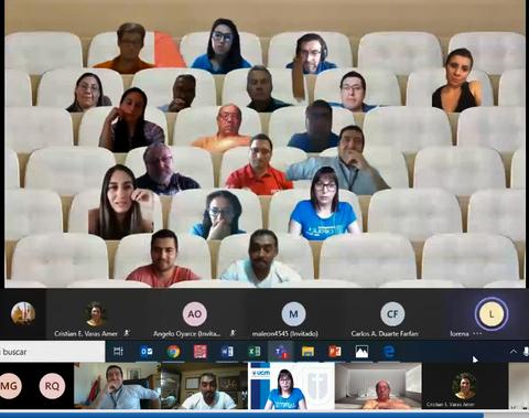 Una reunión virtual con varias personas en un formato de videoconferencia.