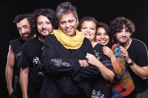 Un grupo de seis personas sonríen y posan juntas, mostrando conexión y alegría.