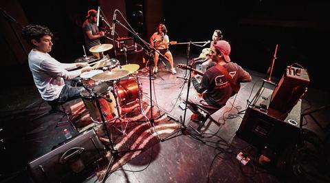 Un grupo de músicos tocando juntos en un escenario.