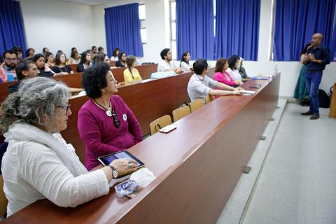 Un grupo de personas sentadas en un aula durante una presentación o conferencia.