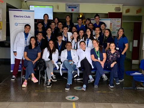 Grupo de estudiantes y profesionales en un evento educativo en el área de salud.