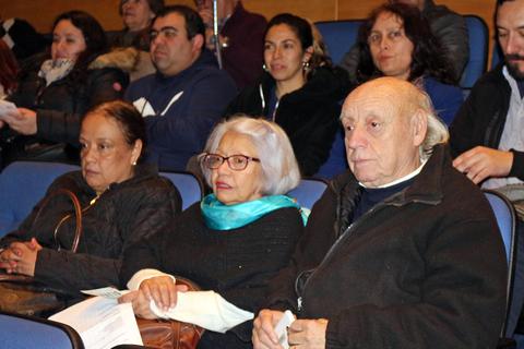 Un grupo de personas mayores sentadas en un auditorio durante un evento.