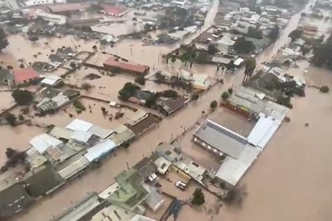 Vista aérea de una ciudad afectada por inundaciones severas.