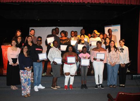 Un grupo de personas sosteniendo certificados en un evento de entrega de premios.