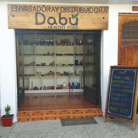 La imagen muestra la fachada de una tienda llamada Dabu, especializada en alimentos saludables.