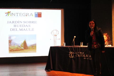 Una mujer habla frente a una presentación sobre el programa Jardín sobre ruedas del Maule.