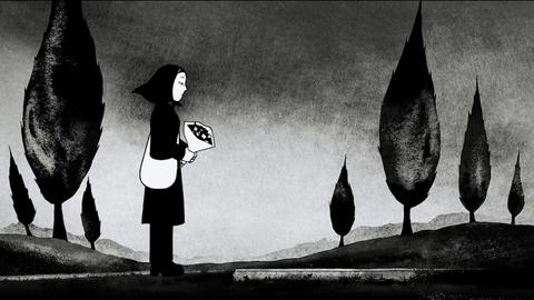 Una figura solitaria se encuentra en un paisaje monocromático rodeada de árboles altos.